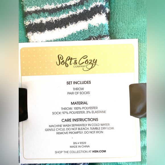 NEW in box Soft & Cozy mint color throw & pair of socks - Picture 3 of 4